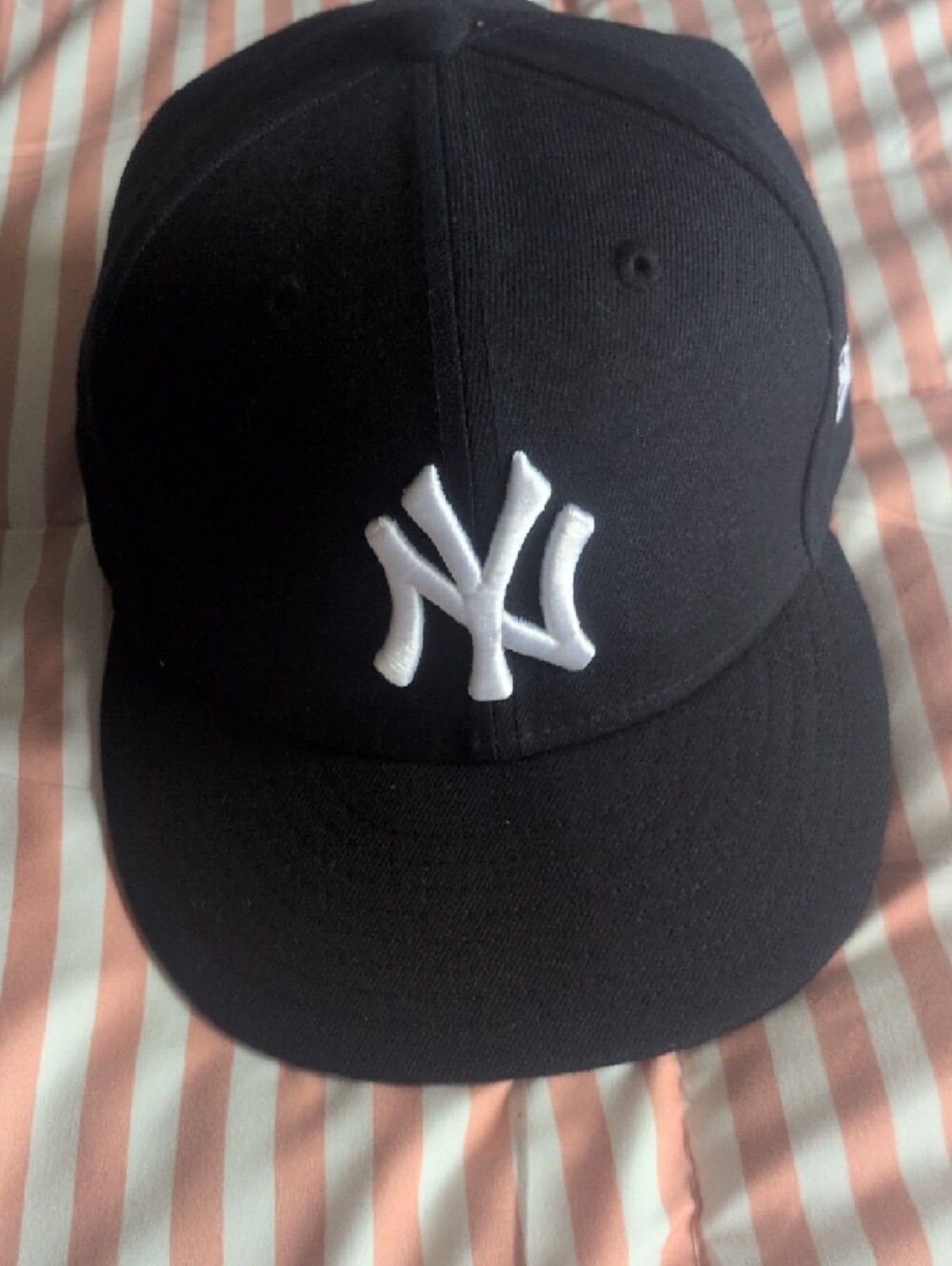 New Era New York Yankees Black and White Fitted Cap - Picture 2 of 5